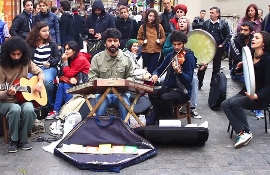 موسیقی خیابانی در استقلال