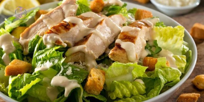 طرز تهیه سالاد سزار با مرغ گریل سبک رستورانی