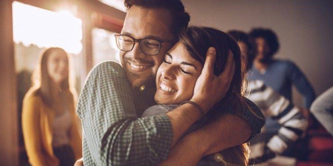 20 مزیت باورنکردنی بغل کردن برای سلامتی