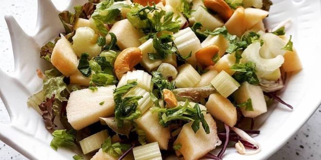 طرز تهیه سالاد کرفس با انگور و مغز گردو