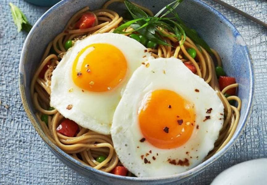 تخم مرغ با نودل، ساده ترین غذا با تخم مرغ
