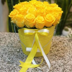 خرید باکس گل رز زرد عاشقانه با سطل زرد