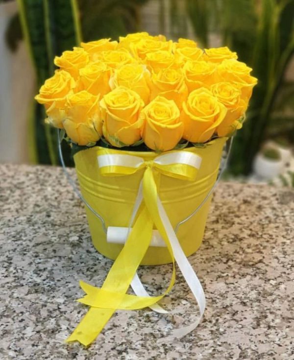 خرید باکس گل رز زرد عاشقانه با سطل زرد