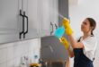 تمیز کردن آشپزخانه و کابینت‌ها