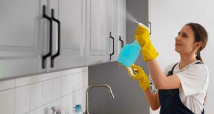 تمیز کردن آشپزخانه و کابینت‌ها