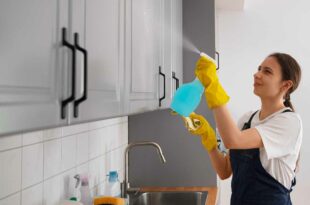 تمیز کردن آشپزخانه و کابینت‌ها
