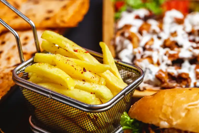 غذاهای فوری با سیب زمینی و پنیر
